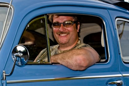 Daniel in seinem taubenblauen 59er (Klick zum Resto Album)