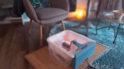 Body Detox Elektrolyse Fussbad vor grauem Sessel mit Licht im Wasser, www.passion-of-nature.ch