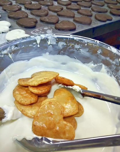 ハートの醤油せんべいにホワイトチョコをコーティング