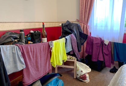 Wer die Wäscheleine dabei hat, weiss sich auch im Hotelzimmer ohne Kleiderbügel zu helfen.