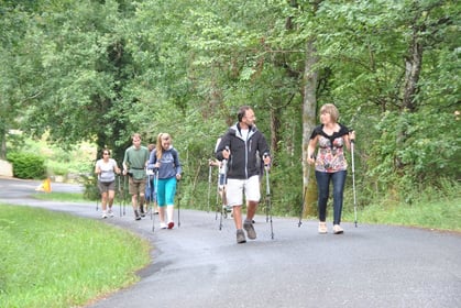 Initiation à la marche nordique au camping de l'Etang de Bazange (Juillet 2014 - Photo F.Place)
