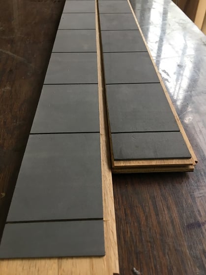 無垢フローリングの裏にカルプクッションを貼った直貼りフローリング