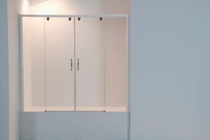 Mampara de dos hojas correderas y dos hojas fijas