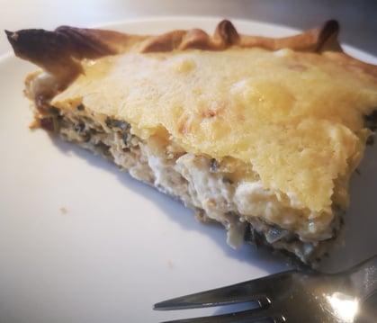 ein Stück Mürbeteig Quiche mit Mangold Füllung