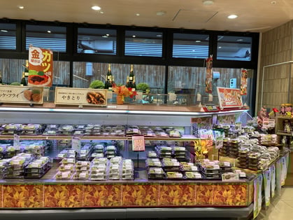 大量の惣菜が並ぶスーパーマーケット。惣菜類は消費期限が短い商品