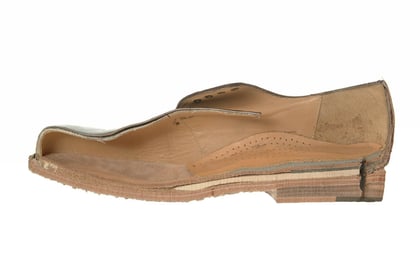 Schnitt durch einen rahmengenähten Schuh