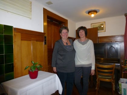 Helene Boss gibt ihr Amt als Aktuarin an Beatrice Geser weiter.