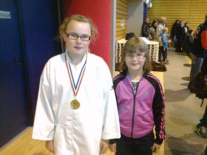 Marine , championne de savoie combats , catégorie minime.