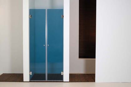 Mampara de ducha frontal con hojas pivotantes