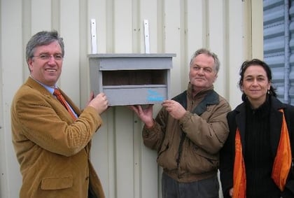 Ernst-Friedmann Freiherr von Münchausen (Geschäftsführer der Firma Handelsgesellschaft für Naturprodukte), Dr. Wolf Schumann vom NABU Neumünster, Monika Friebl (von der Firma Handelsgesellschaft für Naturprodukte)