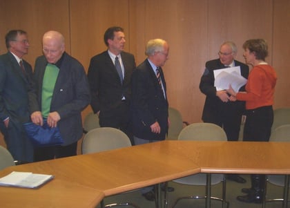 Dr. Jochen Witt (BI Bützfleth), Werner Klein (BI-AL), Helmut Dammann-Tamke (MdL-CDU), Volker von Stamm (BI-Hasel), Umweltminister Sander, Ingrid Meyer-Schmeling (BI-AL) v.l.n.r.