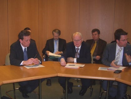 Helmut Dammann-Tamke (MdL-CDU), Umweltminister Sander, Kai Seefried (Mdl-CDU) v.l.n.r. Vordergrund