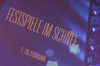 Den Slogan auf den Auslauf der Sprungschanze proiziert anlässlich der Eröffnungs- zeremonie