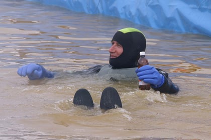 Rettungsschwimmer bieten Gewähr, dass aus dem Spass nicht Ernst wird ....
