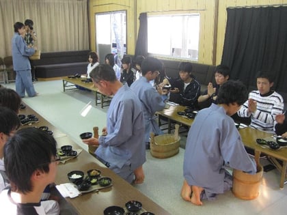 規律研修 精進料理 給仕風景