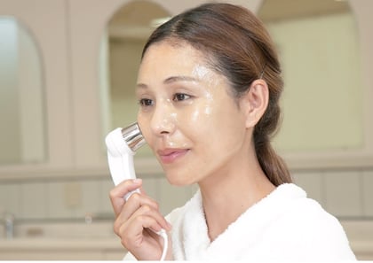 クロロフイルオリジナル導入液をエレクトロポレーション美顔器を使って肌の内部に送り込むお手入れ。気になる部分をご自身でアンチエイジングのお手入れができます。肌のツヤ、たるみ、リフトアップ、シミ、クスミ、ニキビ。ニキビケア化粧品クロロフイル。ニキビ、ニキビ跡、お肌の弱い方、肌アレ、シミ、シワでお悩みの方に好評。