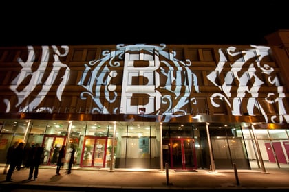 Die fantastische Fassade von Rezac High Power Projection