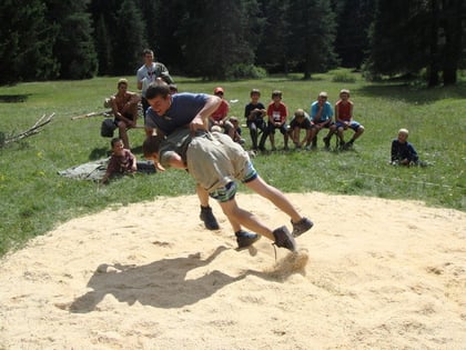 Di: Welch schöner Schwung! Und die Schar schaut gespannt zu.
