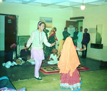 ラジャスタンのゲストハウスにて。地元の子供に教わってダンス！