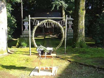 茅の輪の中を左まわり、右まわり、左まわりと八の字に三回通って穢れを祓います。