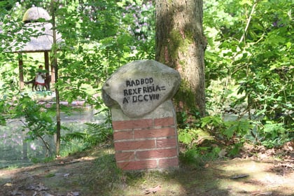 Gedenkstein für den Friesenkönig Radbod im Berumerfehner Wald