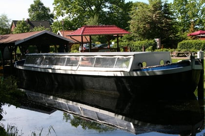 Restaurierter Torfkahn an der Mittelwieke