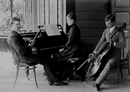Janne tocando violín con su hermano Kitty (violonchelo) y su hermana. Fotografía de fines de los años ochenta o principios de los noventa (ya que más tarde Sibelius dejó de tocar instrumentos).