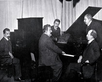 Ruggero Leoncavallo grabando para Welte-Mignon el 08 de diciembre de 1905 en Leipzig. A la izquierda, Karl Bockisch; de pie a la derecha, Hugo Popper; sentado a la derecha, Julius Feurich. 1906.