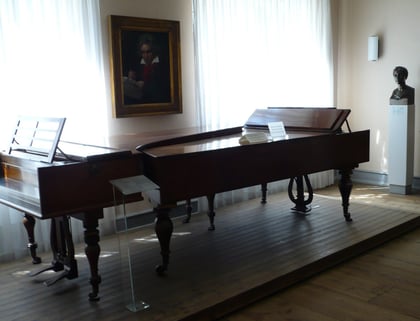 Pianos de Beethoven. Beethoven-Haus, Bonn. En la pared se puede ver el conocido retrato confeccionado por Stieler's.