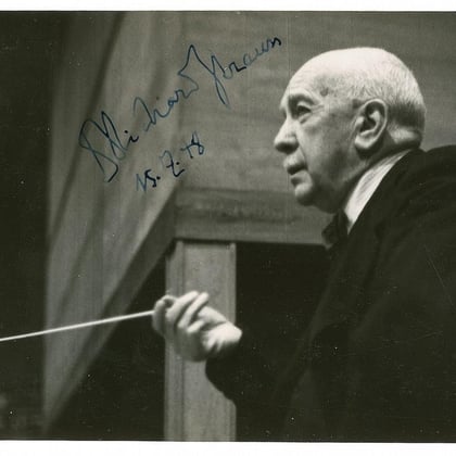 Fotografía autografiada de Richard Strauss sosteniendo su batuta (1948). Colección de Barry Hoffman.