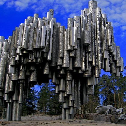 Monumento creado por Eila Hiltumen, encargado por el Gobierno Finlandés en 1957. Parque de la ciudad de Helsinki.