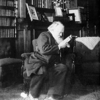 Johannes Brahms en la biblioteca de Victor von Miller zu Aichholz, 1894.