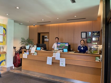 フロントにて受付