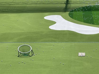 目標とする距離表示やカゴが設置。