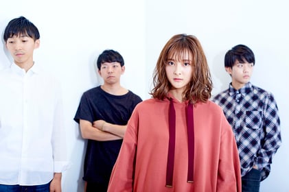 シンガーソングライター谷内りさを中心に活動していたバンド、シュガークリップの1stフルアルバムがミオベルからリリース！菅原龍平、黒沢秀樹プロデュース楽曲や大貫妙子の「海と少年」のカヴァー含む全13曲を収録。