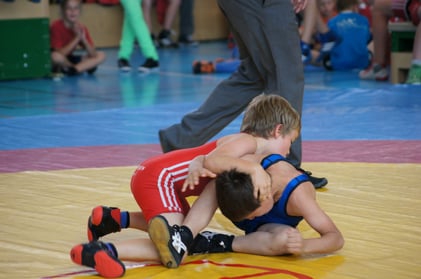 Lukas Lötscher nimmt seinen Gegner ins Päckli