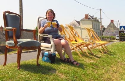 Kein Platz im Restaurant. Wir trinken das Bier bequem auf dem Loiredamm. 
