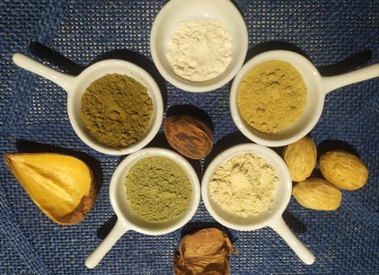 photo de la bulle d'hair présentant de différentes poudres ayurvédiques 