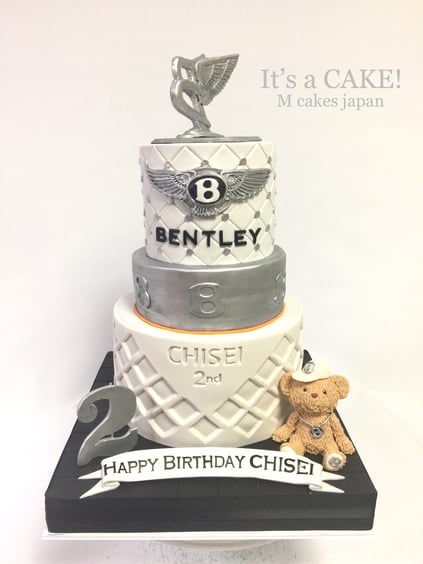 ベントレー納車記念用 ディーラー風イメージケーキ🎉 こちらの3段ケーキは ベントレーのショウルームなどからヒントを得てイメージを致しました。オレンジのラインは 納車される車の色をケーキに取り入れて。 遊び心沢山のケーキ🎂😆 下段、中断はチョコレートケーキ、上段はレッドベルベットケーキ🍰  #遊び心 #納車記念 #ベントレー #ベントレーイメージ #ベントレーケーキ #記念ケーキ #誕生日ケーキ #2歳 #ディーラー風 #ティディベア #オフィシャルっぽくをイメージ #bentley #uk #carima