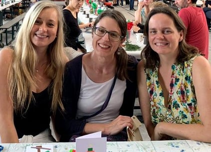 Gruppenfoto des Kindergottesdienst-Teams: Wiebke, Simone und Sandra.