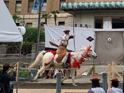 昨年、日本大通りで行われた流鏑馬神事