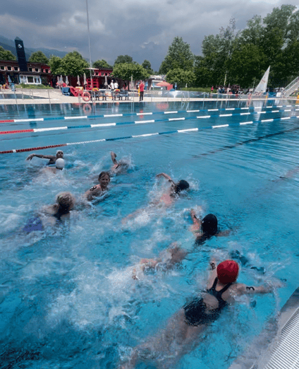 Schwimmstart der Mädchen von der Primarschule Balzers