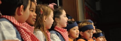 1年生たち。はっぴを着た子ども達とカウボーイに扮した子どもたちが寄り添っています