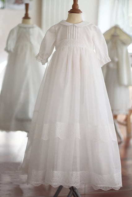 Robe baptême longue bébé unisexe voile de coton et dentelle. Création française Fil de Légende. Modèle robe de baptême Augustine. Magasin vêtements baptême bébé Paris, Neuilly-sur-Seine.