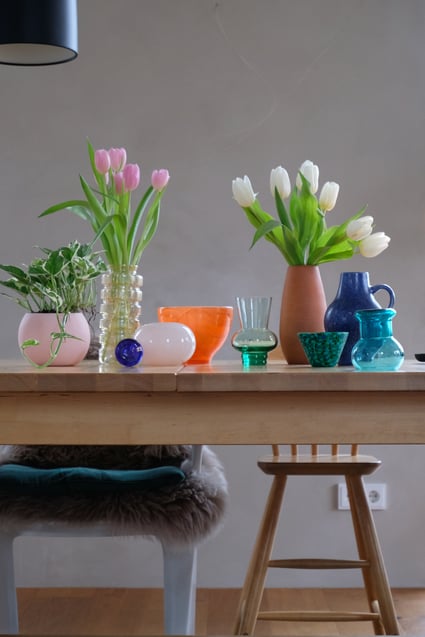 dieartigeBLOG // Esstisch - bunte Vintage-Deko aus dem Umsonstladen, Glasvasen