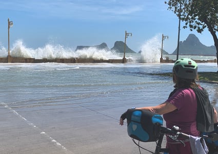 Überflutete Küstenstrasse bei Pathio. 