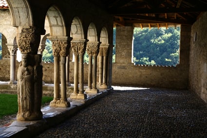 Le cloître de la cathédrale Sainte-Marie de Saint Bertrand de Comminges, grand site touristique de la Région Occitanie, département de la Haute-Garonne, Pyrénées centrales