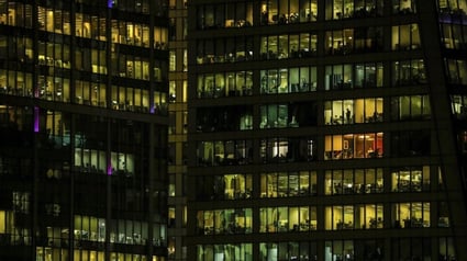 Simulation avec de minuscules bulles de savon dans une expérience destinée à explorer comment les fenêtres ouvertes et les différents niveaux de filtration de l'air affectent les concentrations de particules virales. Université de Delft