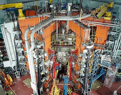 Le Joint European Torus (JET), le plus grand tokamak actuellement en activité, qui fonctionne depuis 1983