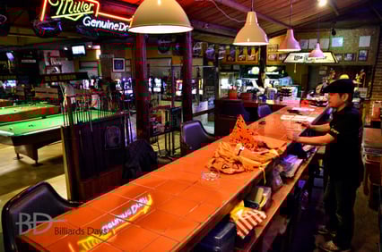 照屋プロが育った『ブルーリボン』（沖縄市）　カウンターにいる新城さんは高校生時代の照屋プロを知る人物